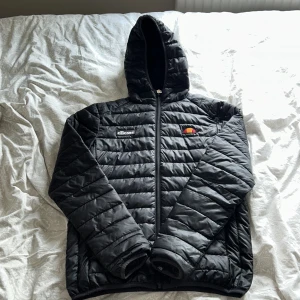 Svart dunjacka från Ellesse - Svart Ellesse vinterjacka som blivit liggandes ett par år!  Som ny!