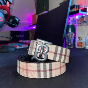 Rutig och svart bälte från Burberry - Säljer ett snyggt bälte från Burberry. Reversable