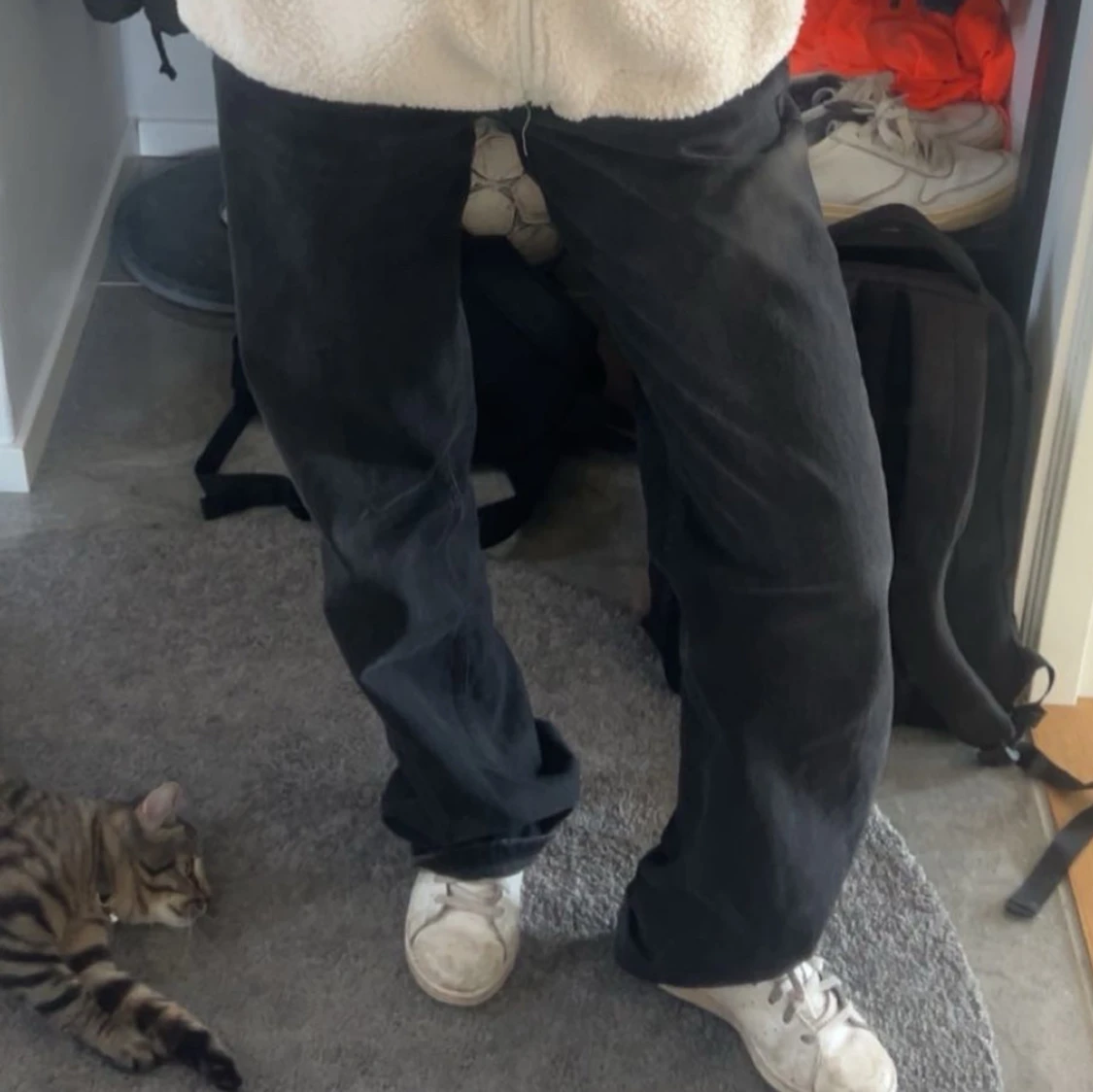 Svarta wide jeans i rak modell