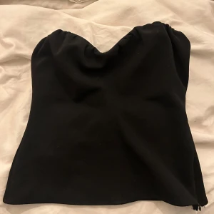 Svart tubtopp zara - Svart topp från zara i jättefint skick strlk xs 