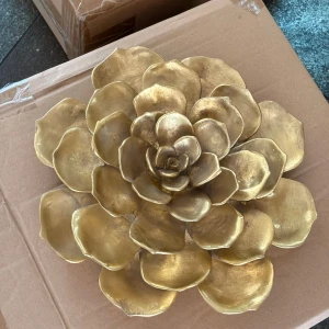 Otroligt fin Väggdekoration  - Otroligt fin helt ny Väggdekoration, jag har 2 exakt likadana. Priset för ett. Mått: ca 30cm i diameter. Rekommenderar starkt 