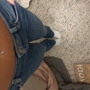 Blå jeansbyxor - Snygga blå jeansbyxor med en klassisk design. De har en normal passform och är perfekta för en avslappnad stil. Byxorna har en knappgylf och är tillverkade i ett slitstarkt denimtyg.
