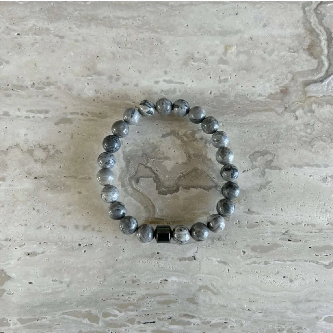 Grått armband med stenar