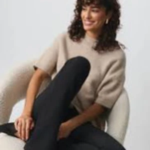 Beige stickad tröja från Gina Tricot - Säljer en stilren beige stickad tröja från Gina Tricot. Tröjan har korta ärmar och en rund halsringning, perfekt för en avslappnad look. Den är tillverkad i ett mjukt material som ger en skön känsla. Passar utmärkt till både jeans och kjol.