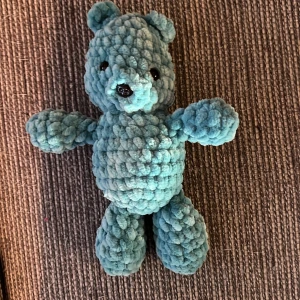 Virkad Björn - Virkat denna björn i mjuk Chenille garn. Den har säkerhetsögon & näsa så barn inte kan riva upp det. Perfekt att ge i present eller leksak.