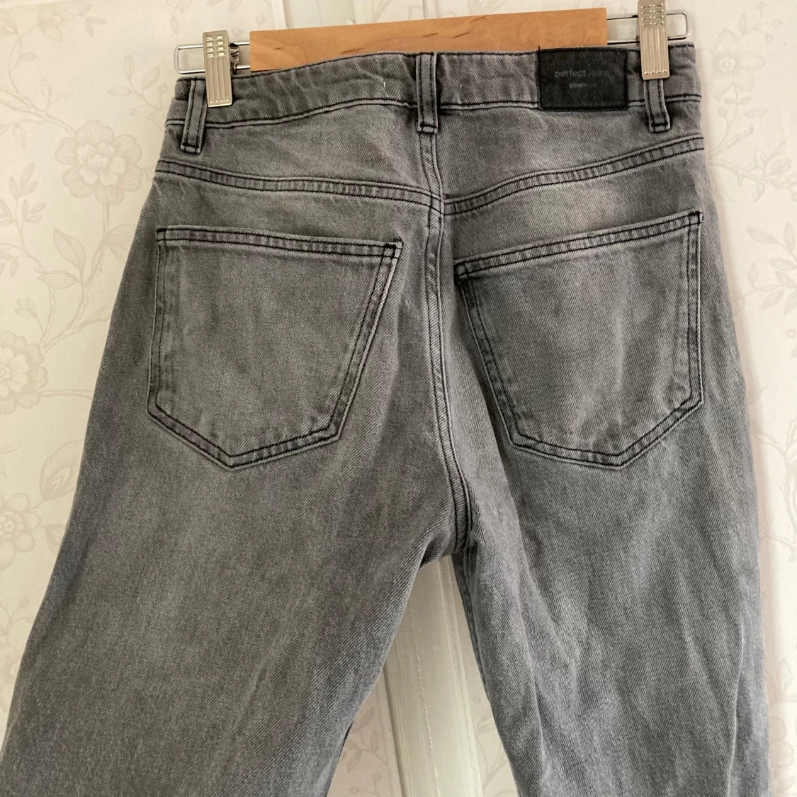 Grå jeans från Gina Tricot  - 2