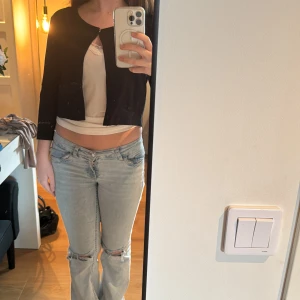 Svart kofta från smashed lemon - Säljer den här supergulliga svarta koftan från smashed lemon i storlek L/40. Dyrt märke därav priset💗