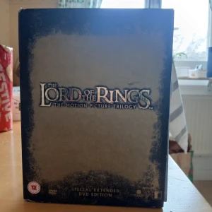 The Lord of the Rings: The Motion Picture Trilogy - Special Extended DVD Edition - Säljer en specialutgåva av The Lord of the Rings: The Motion Picture Trilogy på DVD. Boxen innehåller de förlängda versionerna av The Fellowship of the Ring, The Two Towers och The Return of the King. Perfekt för filmälskare som vill uppleva hela äventyret i en samlad utgåva.