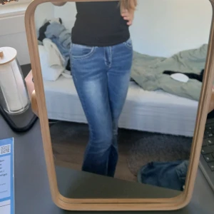 Bootcut jeans - Jättefina bootcut jeans, inga defekter förutom en bältesögla som gått sönder och lämnat ett liiitet hål, enkelt att sy igen💙🌊