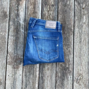 Replay Anbass - Snygga blå jeans från Replay med en klassisk femficksdesign. De har en normal passform och är tillverkade i ett slitstarkt denimtyg. W32 L32