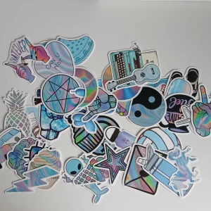 Klistermärken/stickers - Ett set med 38st klistermärken i olika färgglada motiv. Innehåller bland annat regnbåge, cupcakes och olika symboler som yin-yang och stjärnor. Perfekt för att dekorera laptops, telefoner eller anteckningsböcker.