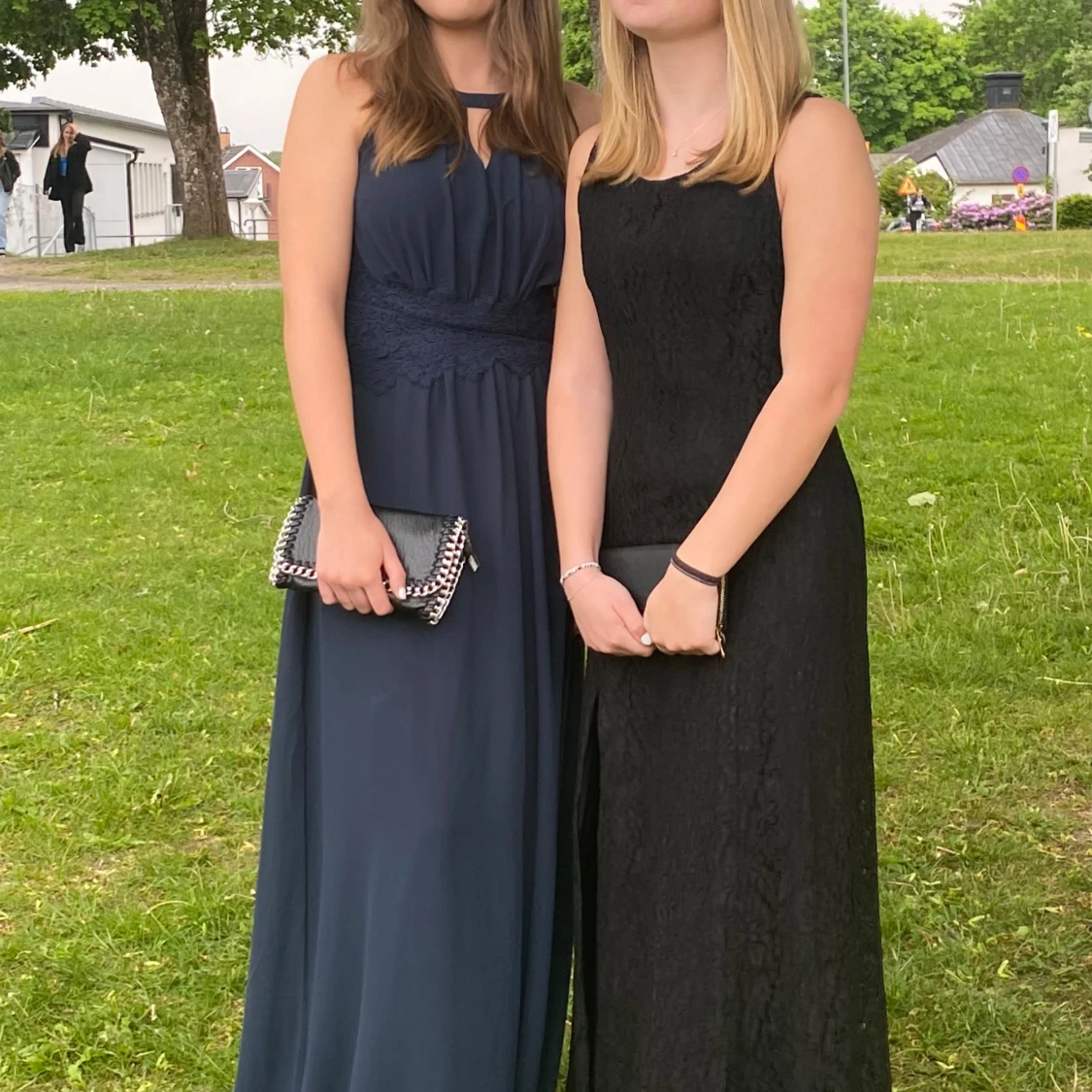 Mörkblå långklänning med spetsdetaljer - 1