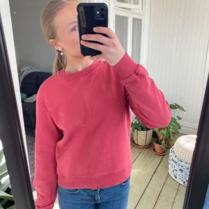 Rosa sweatshirt från NA-KD - Säljer en snygg rosa sweatshirt från NA-KD. Tröjan har en rund halsringning och långa ärmar med ribbade muddar. Perfekt för en avslappnad stil. 🌸