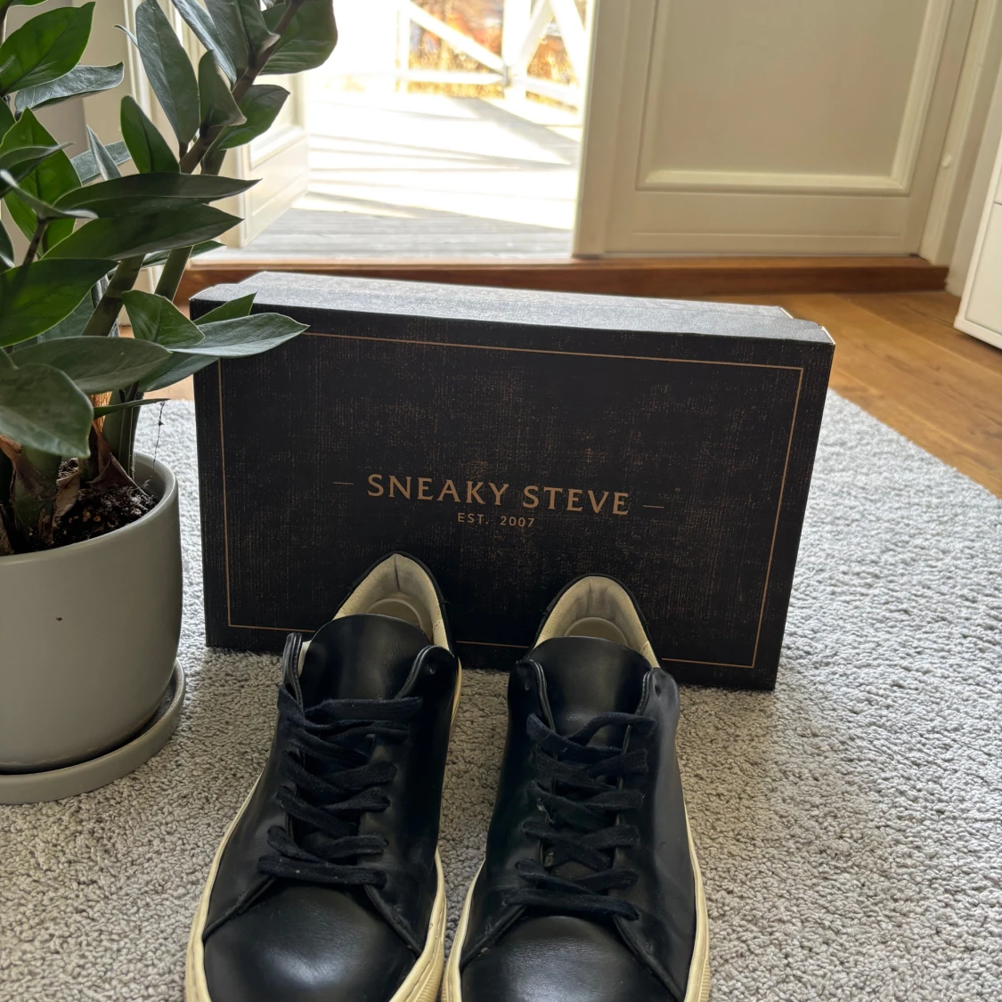 Svarta sneakers från Sneaky Steve - 1