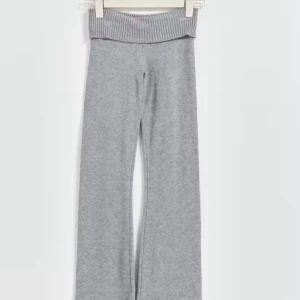 Grå stickade yoga pants - Snygga grå stickade byxor med ribbad midja. Använda ett fåtal gånger. Från Gina tricot i storlek M.