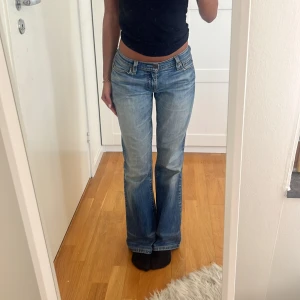 Levis Jeans - As snygga bootcut Levis med låg midja!😍 Midjemått rakt över:34 cm innerbenslängd:72cm Köp via plick!💞 Skriv privat för frågor