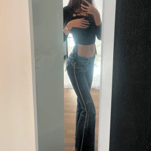 Bootcut lowwaist jeans - Lowwaist jeans med vita sömmar och cool design. Bootcut. Innerbenslängd 73 cm, midjemått 72 cm 🫶🏼för korta för mig som är 170 cm