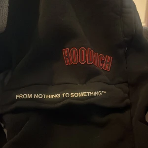 Svarta mjukisbyxor från Hoodrich - Snygga svarta mjukisbyxor från Hoodrich med texten 'From Nothing to Something' tryckt i vitt och rött. Byxorna har en bekväm passform och dragsko i midjan för justering. Perfekta för en avslappnad stil.