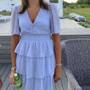 Ljusblå klänning med volanger - Ljusblå volang klänning från nakd som inte kommer till användning längre. Jag hade denna på midsommar och älskade den❣️Den ör näst intill oanvänd! 