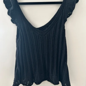 Svart stickad linnetopp - Svart stickat linne i storlek xs från only💕