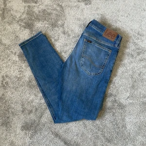 Lee Jeans  - Tja!•Säljer dem här sjukt snygga Lee jeansen i färgen ljusblå• Storlek W29 L30•Skick 9/10•Nypris cirka 1100kr men nu endast 349kr• Hör av er vid minsta lilla fråga eller fundering:) Modellen på bilderna är cirka 165cm lång! 