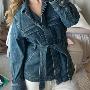 Jeansjacka med bälte - Säljer denna fina jeansjacka, formar kroppen så snyggt! Perfekt för våren!🫶🩷 Inga defekter 