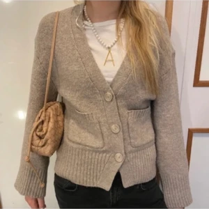 Kofta - Beige kofta från Gina. Strl xs