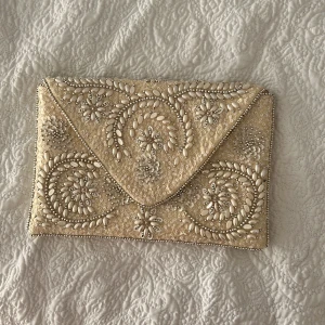 vit väska/clutch från asos - Fin väska helt ny, clutch format. Är nyköpt och inte använd🦢🕊️🤍