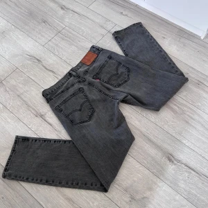 Grå Levis 501 jeans - Snygga grå Levis 501 jeans med klassisk design. De har en rak passform och är tillverkade i slitstarkt denim. Perfekta för en avslappnad stil.