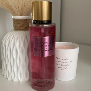 Pure Seduction Fragrance Mist från Victoria's Secret - Helt oanvänd, har dubletter därför säljer jag denna💕 Fruktig och söt!