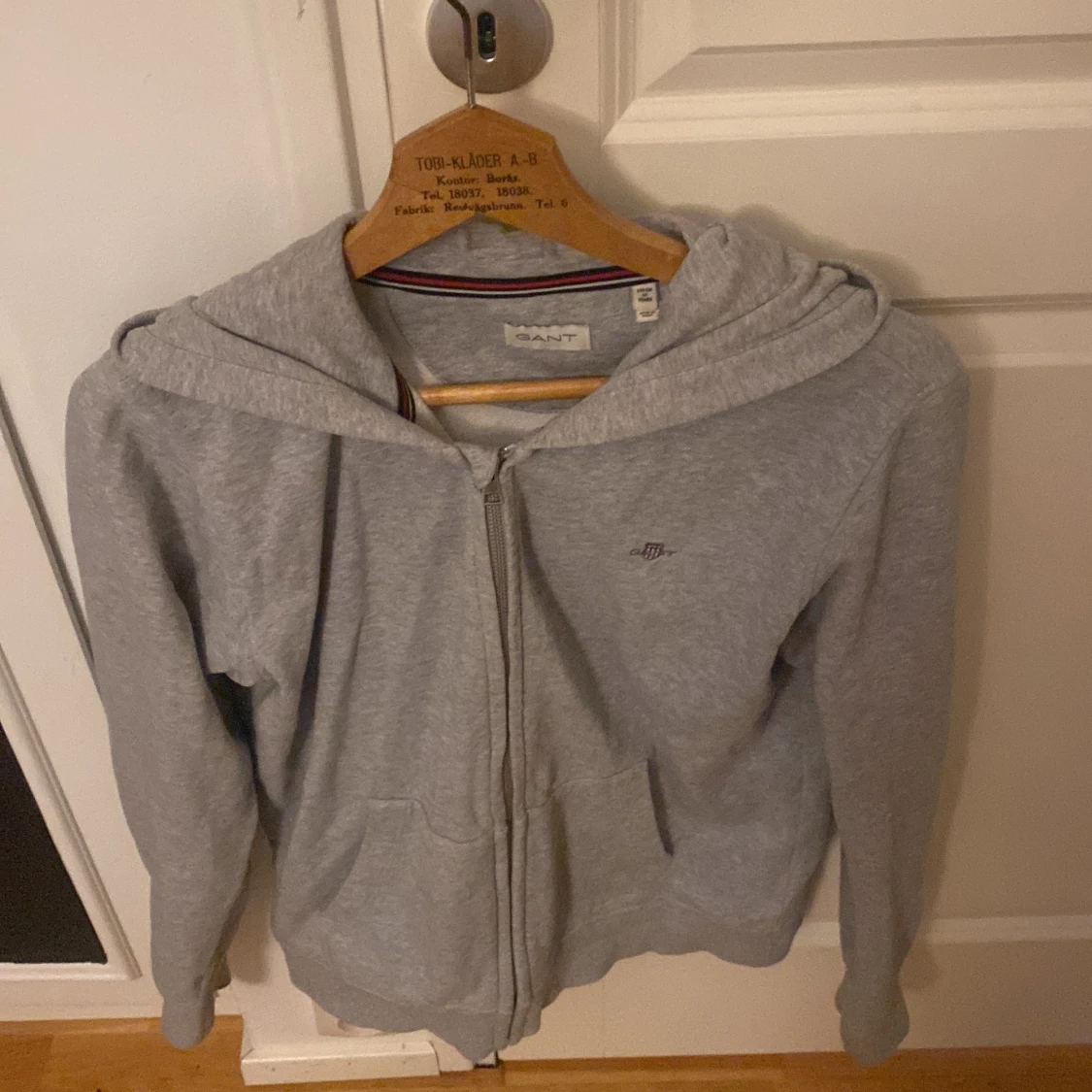 Grå hoodie från GANT