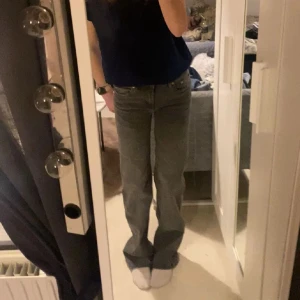 Grå jeansbyxor - Jättefina jeans som är lite för långa för mig och har därför lite defekter vid ben ändan💞