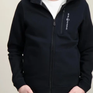 Svart hoodie från Sail Racing - Snygg svart hoodie från Sail Racing med dragkedja och logga på bröstet. Perfekt för en avslappnad stil. Den har långa ärmar och en bekväm passform. Och i bra skick knappt använd