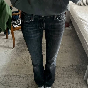 7 for all mankind jeans - Snyggaste jeansen från 7 for all mankind! Bootcut och low waist 💝 storlek 25, passar mig som har XS ☺️ nypris ca 2000kr, mitt pris 500!