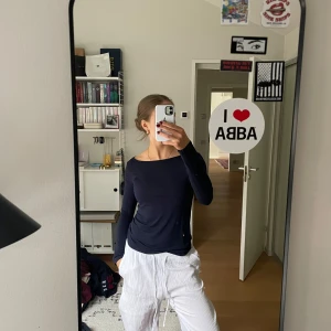 Mörkblå långärmad topp - Säljer en stilren mörkblå långärmad topp från Intimissimi. Perfekt för en enkel och snygg look. Toppen har en rund halsringning och är gjord i ett mjukt material💞