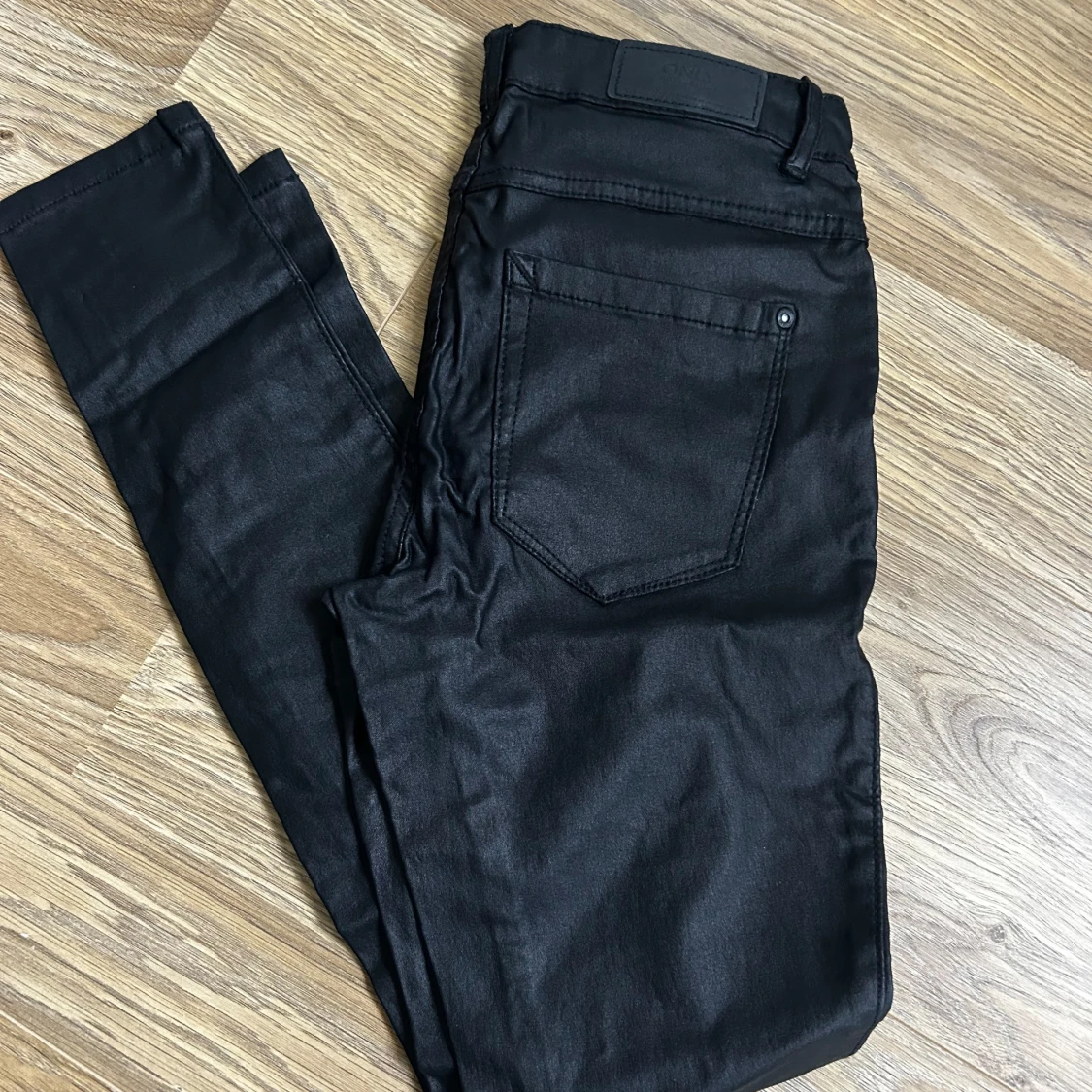 NYA-Svarta jeansbyxor med dragkedja - 1