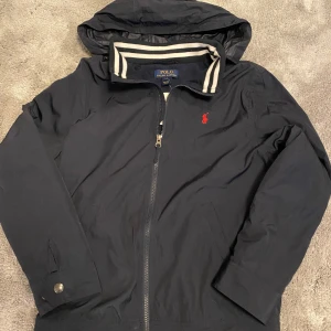 Ralph Lauren Windbreaker - Ny Polo Ralph Lauren Windbreaker/vindjacka. Säljer då den inte passar mig. Nypris ca 2000kr. Storlek S. Pris går att diskutera. 