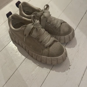 Eytys Odessa beige  - Snygga beige sneakers med en grov och robust sula. Är lite slitna vid hälen❣️har Replace skosnören istället för eytys vanliga, som såklart ingår☺️(har dom vanliga också) 