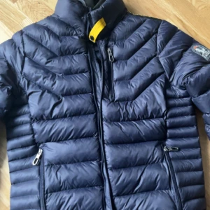 Parajumper jacka - Parajumper jacka aldrig använd skriv privat för fler frågor.