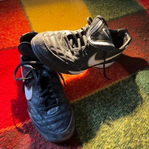 Svarta fotbollsskor från Nike - Säljer ett par svarta fotbollsskor från Nike. Perfekta för fotbollsträning eller match.