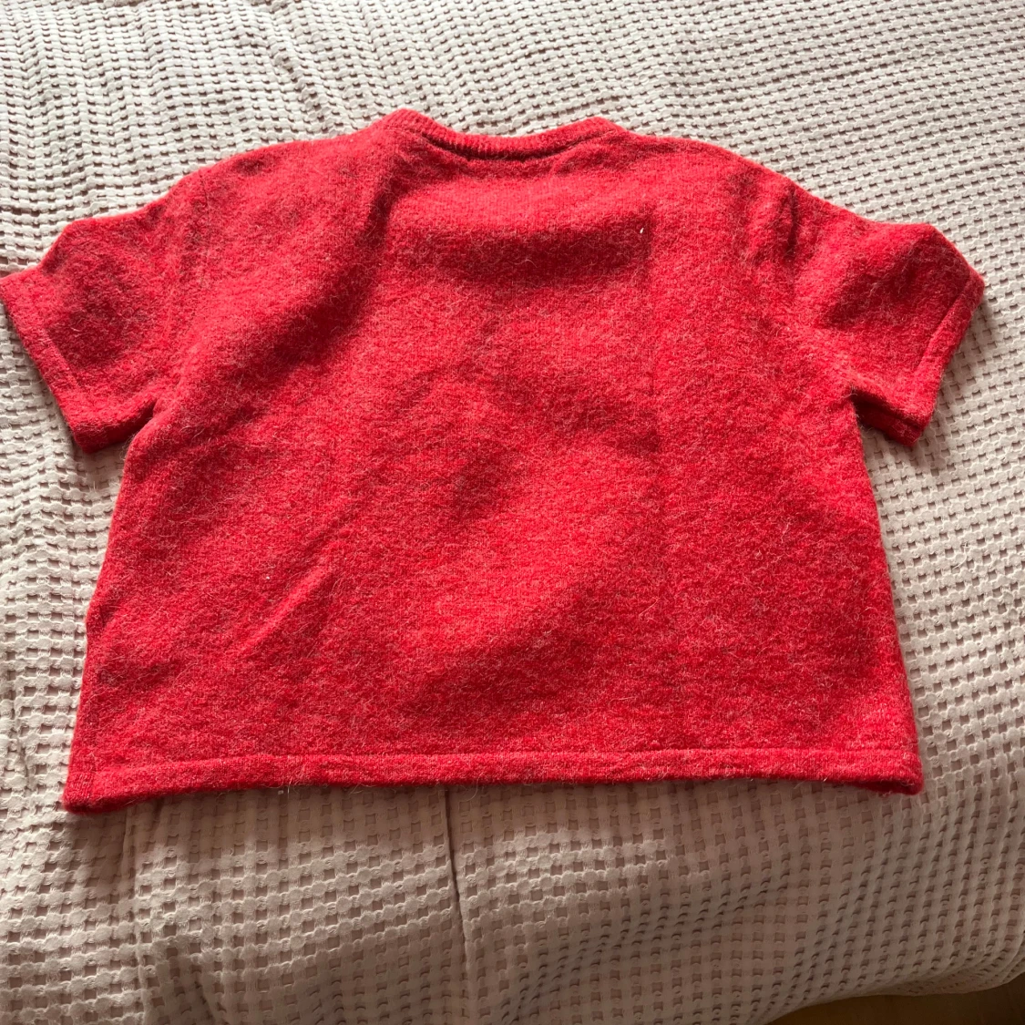 Röd stickad tröja