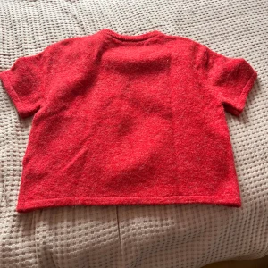 Röd stickad tröja - Säljer denna tröjan från Gina. Använd en gång💕