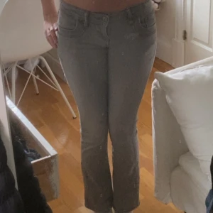 Grå jeans från LTB - Snygga grå jeans från LTB med en tight passform. Dessa jeans är slutsålda överallt och är både bekväma och trendiga. Säljer tyvärr pga de blivit för korta, de har varit använda ett par gånger och köptes förra året. Köp direkt för 900 men pris kan diskuteras får även se hur många som är intresserade.❤️ Kan även tänka mig byta mot samma byxor men i 24/34 eller 25/34.