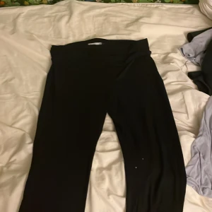 Svarta yogapants från lager 157 - Säljer ett par svarta yogapants från lager 157. De har en enkel och stilren design, perfekt för en avslappnad look. Byxorna är i storlek L och har en bekväm passform.