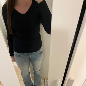 Mörkblå ribbad tröja  - Säljer en V-ringad tröja med långa ärmar som säljs då den bara kommit till användning ca 3 gånger. Tröjan har inga defekter eller så och är i perfekt skick!! Står att den är storlek xs men skulle säga att den även passar storlek s!