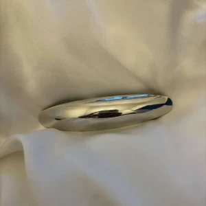 MixClipx - Cornelia  - Silvrig oval MixClipx🩶✨ (clips på baksidan) ca 10 cm