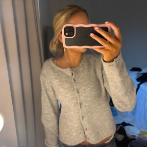 Kofta - Stickad kofta i jättefint skick💕Är i XL egentligen men sitter lika bra på alla!