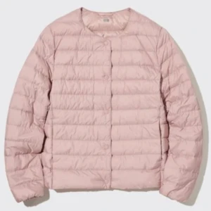 Vårjacka - En rosa vårjacka från Uniqlo den är knappt använd och har inga defekter. Nypris:749                                             Skriv gärna för egna bilder💕