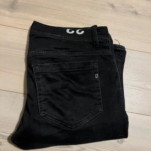 Svarta dondup jeans - Snygga svarta slim jeans från Dondup. De har en klassisk femficksdesign och är perfekta för en stilren look. Passar bra till både vardag och mer uppklädda tillfällen. De är i nyskick och väldigt fräscha. Storleken är W33