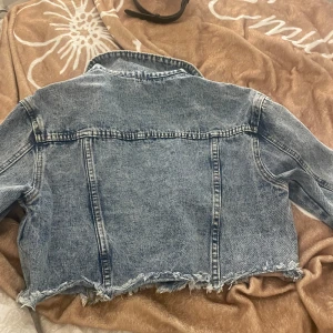 Blå croppad jeansjacka - Säljer en kort jeans jacka som är använd en gång från shein nypris är 200kr